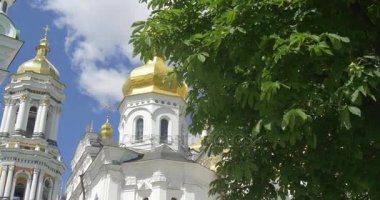bir büyük kestane ağacı ve muhteşem bina, Uspensky Sobor kubbeler Kiev'de arıyorum onun altın soğan ile