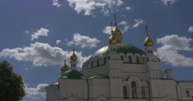 Uspensky Sobor onun yüksek beyaz duvarlı, yarım yuvarlak Windows, altın kubbe ve yaz aylarında arka planda etkileyici bir cennet