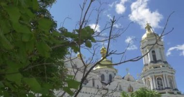 Kiev Pechersk Lavra ve bir yüksek eski ağaç üzerinden bırakır, hangi aşağı yukarı Uspensky Sobor atış yaz aylarında yapılır