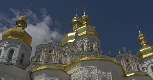 Down up Tiro de esplêndidas cúpulas douradas de Uspensky Sobor e velhas paredes brancas cobertas com trabalho e moldagem no verão — Vídeo de Stock