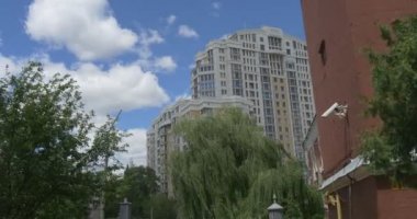 Kiev, yemyeşil ağaçlar ve yaz aylarında etkileyici cennet bir sürü Slava meydanında multistoreyed binalar