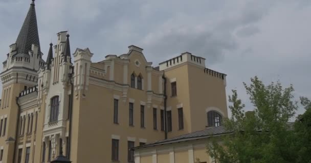 Das geheimnisvolle Schloss von Richard Löwenherz, zu Ehren eines britischen Königs genannt, mit schweren Wolken im Hintergrund — Stockvideo