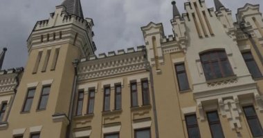 Aşağı yukarı Shot Richard Castle Aslan'ın, Gotik Looking bina, Paited bej renkli, yapılandırılmış XXnci yüzyılın başında