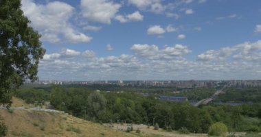 Dinyeper Nehri ve onun sol bankadan Kiev yaz aylarında gündüzleri yeşil eteklerindeki muhteşem görüntüsü