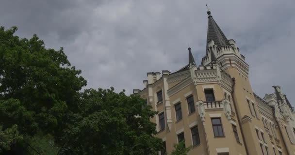 De Down up Shot van het kasteel van Richard Leeuwenhart die een Multistoreyed gebouw gebouwd aan het begin van de XXe eeuw en Painted in Beige kleur is — Stockvideo