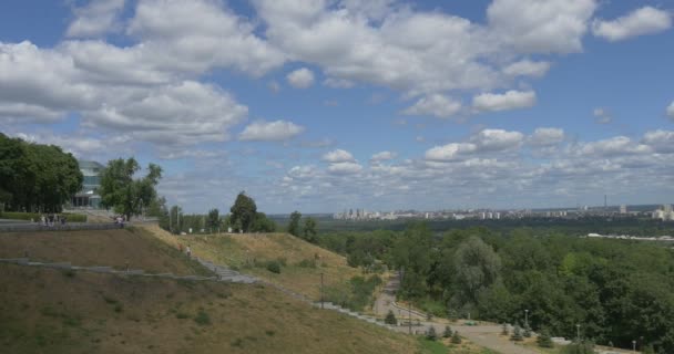 Η πανέμορφη θέα στις όχθες του ποταμού Δνείπερου από την καταπράσινους λόφους του Κιέβου με στενά δρομάκια και πυκνώδη βλάστηση στη διάρκεια της ημέρας το καλοκαίρι — Αρχείο Βίντεο