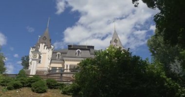 Kiev akademik Kukla Tiyatrosu, muhteşem görüntüsü ile onun güzel Gotik kuleler ve dar Windows arıyorum 1927 yılında inşa