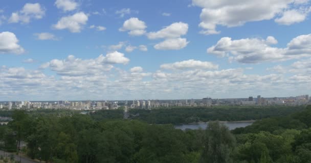 Die atemberaubende Aussicht auf den Dnjepr von einem der grünen Hügel Kiews mit engen Gassen und grünen am Tag im Sommer — Stockvideo