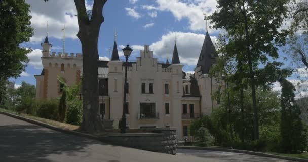 Um conto de fadas que olha palácio chamado como Kiev Teatro de fantoches acadêmico com gótico alto e afiado, bem como torres de pedra quadradas no verão — Vídeo de Stock