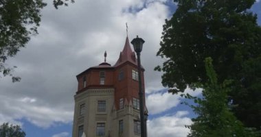Kiev su Müzesi ve onun etkileyici dört katlı bir kule kırmızı Gotik çatılı, XIX yüzyıl ve geri yüklenen içinde 2003 ortasında inşa