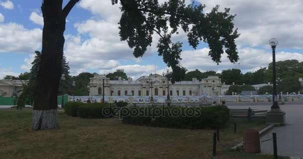 Brunnen klippa gräsmattan och Observation plattform belägen mellan Mariyinsky Park och högsta rådet för Ukraina med panoramautsikt på Mariyinsky Palace — Stockvideo