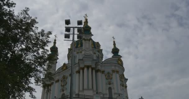 Piękny kolumny przednie i trzy złote cebula patrząc kopuły kościoła Świętego Andrzeja, położony w okolicy zabytkowe Podil — Wideo stockowe