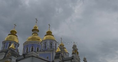 bir bulutlu havalarda Ukranian Ortodoks Kilisesi St. Michael'ın altın kubbeli Manastırı, kendi iç bahçesinde görkemli görüntüsünü ait
