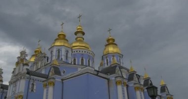 Muhteşem aşağı atış St Michael's Golden-Domed için Ukrayna dili Ortodoks Kilisesi, bulutlu havalarda ait manastır,--dan onun iç avluya kadar