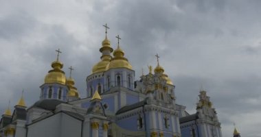 Bir bulutlu havalarda Ukranian Ortodoks Kilisesi St. Michael'ın altın kubbeli Manastırı, kendi iç bahçesinde çekimde muhteşem Dolly ait