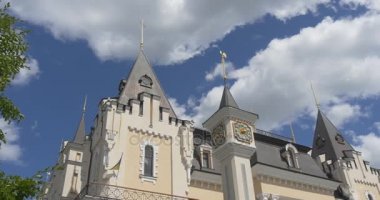Bazı eski masal seyir Palace ile Gotik kuleler ve dar yarım yuvarlak Kiev akademik kukla tiyatrosu adlandırılan Windows, 1927 yılında inşa