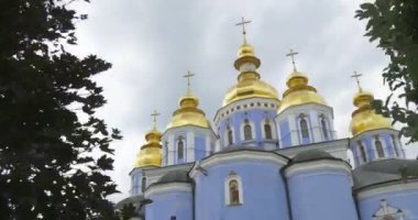 Muhteşem Holü ve altın soğan yoğun Park Greenaryof Andriyivsky iniş ile vurulduktan Saint Andrew's kilise kubbeleri arıyorsunuz