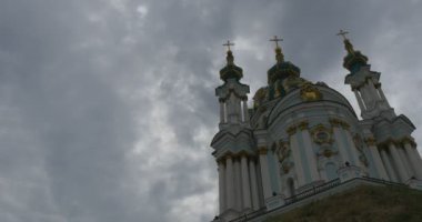 Muhteşem açık sütun ve üç altın soğan seyir kubbeleri Saint Andrew's kilise tarihi Podil Mahallesi'nde bulutlu hava bulunan