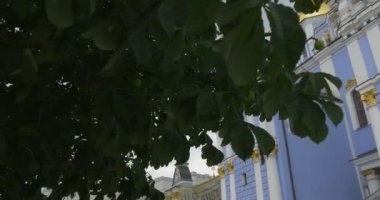 bir bulutlu havalarda Ukranian Ortodoks Kilisesi St. Michael'ın altın kubbeli Manastırı, kendi iç bahçesinde etkileyici görüntüsünü ait