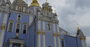 bir bulutlu havalarda akşam Ukranian Ortodoks Kilisesi St. Michael'ın altın kubbeli Manastırı, kendi iç bahçesinde etkileyici görüntüsünü ait