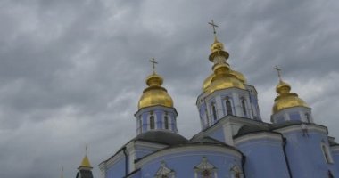 Ukrayna dili Ortodoks Kilisesi, bulutlu havalarda vurulmaktan ait St. Michael'ın altın kubbeli Manastırı, etkileyici görünüm