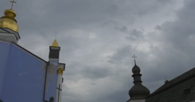 Ukrayna dili Ortodoks Kilisesi, bulutlu havalarda akşam vurulmaktan ait St. Michael'ın altın kubbeli Manastırı, etkileyici görünüm