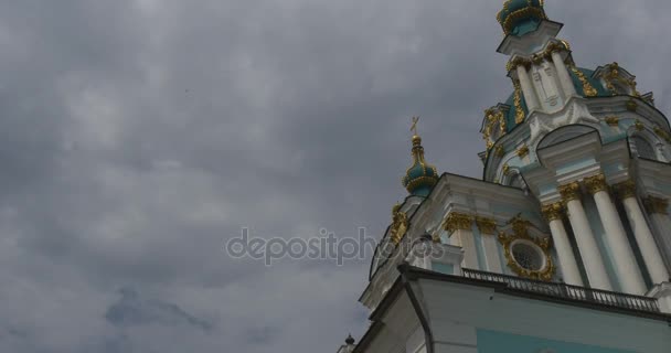 Fabulous View on the Beautiful Fretwork, Moldimg, Columds and Golden Domes of the Saint Andrew 's Church Located on Andriyivsky Descent in a Cloudy Weather — стоковое видео