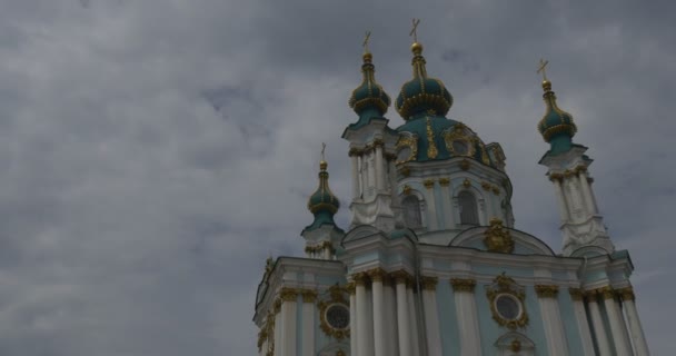 Majestätische Mauern mit kunstvollen Laubsägearbeiten und goldenen Zwiebeln aussehenden Kuppeln der andrew 's Church auf andriyivsky Abstieg bei bewölktem Wetter — Stockvideo