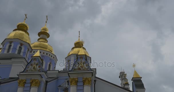 Чудесный вид на Михайловский золотокупольный монастырь, принадлежащий Украинской православной церкви, со скульптурами святых, расстрел в облачную погоду — стоковое видео