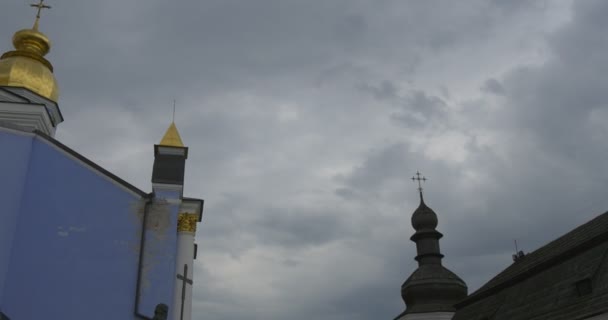 La impresionante vista del monasterio de cúpula dorada de San Miguel, perteneciente a la Iglesia ortodoxa ucraniana, recibir disparos en un clima nublado en la noche — Vídeo de stock