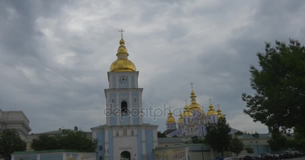 St. Michael'ın altın kubbeli Manastırı ile onun yüksek çan kulesi, güzel duvarlar, panoramik fotoğraf Saint insanların yaz aylarında gri havalarda — Stok video