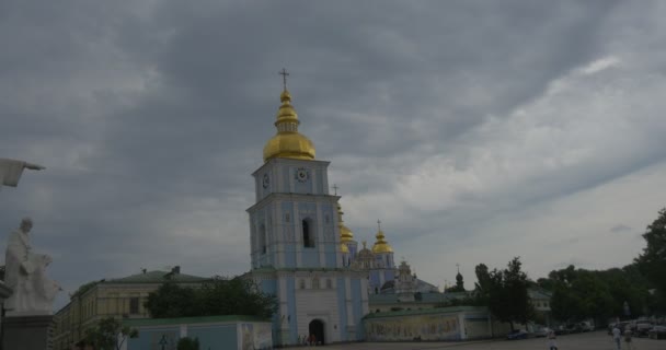 Пан-шот колокольни, памятник Ольге и впечатляющее серое здание, принадлежащее Министерству иностранных дел в Киеве летом — стоковое видео