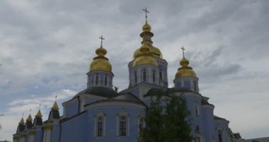 Ukrayna dili Ortodoks Kilisesi, bulutlu havalarda vurulmaktan ait St. Michael'ın altın kubbeli Manastırı, etkileyici görünüm