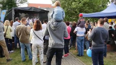 bir sürü insan bir performans ile dans, Not ve kamu Polonya'da bir Park bölgedeki küçük çadır sahnede eğlendirmek genç sanatçı, bak