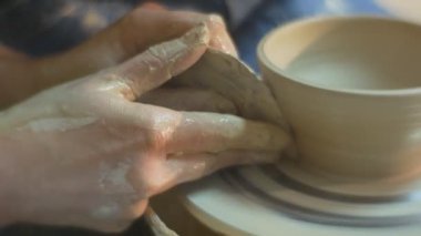 bir kil Pot bir zahmetli sarışın kız kim öğrenir tarafından eski zanaat çanak çömlek yapım Polonya'da bazı küçük atölyesinde yapılır