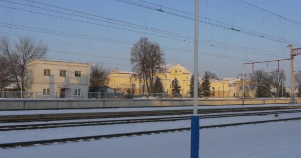 Металлическая крыша железнодорожного вокзала в городе Конотоп, Украина, которая выглядит красиво и нестандартно в дневное время зимой — стоковое видео