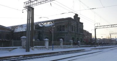Tren hareket boyunca enkaz, bazı fabrika Konotop istasyonunda, tren istasyonunda kış gündüz olduğunu