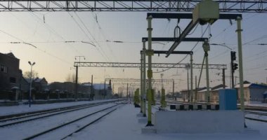 Yavaş yavaş hareket tren gidiş boyunca da iki katlı Binası ve Metal yapıların, Konotop şehirdeki tren istasyonu'na ait bir şey