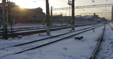 Konotop kasaba, Ukrayna'da tren istasyonundan görülüyor bir vagon fabrikası kalıntıları kar bir çok gündüz kışın kapalı.