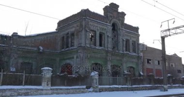 Windows ve kışın depresif onların göz ile Konotop etkilemek çok uzak olmayan bir vagon fabrikasının eski püskü duvarları kırık