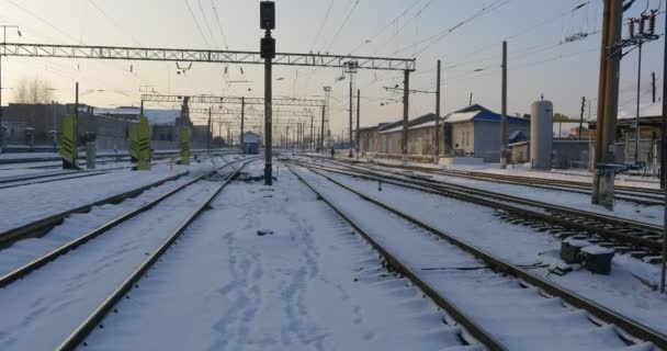 Järnvägsstationen i Konotop stad att ha en massa metallkonstruktioner och trafikljus, täcks med en massa snö på vintern — Stockvideo