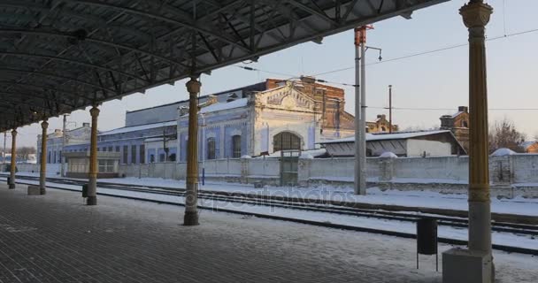 Hogy lövés a tető alól, kombi gyári úgy néz ki, nyomorult és fuss le, a régi tégla csövek és a kerítés beton falak — Stock videók