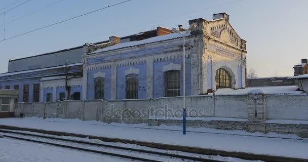 Vlak je pohybující se podél trosek Thr, některé továrny na nádraží do stanice Konotop, ve dne v zimě — Stock video