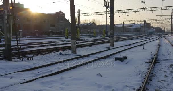 Руины вагоностроительного завода, которые видны с железнодорожного вокзала в городе Конотоп, Украина, покрыты снегом в дневное время зимой — стоковое видео