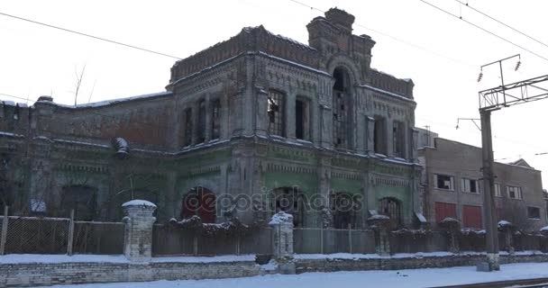 Разбитые окна и обветшалые стены вагонного завода недалеко от Конотопа впечатляют своим депрессивным взглядом зимой — стоковое видео