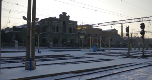 Impressibe ruinerna av tre våningar Konotop vagn fabriken täckt med snö och skott i perioden solnedgång på vintern — Stockvideo