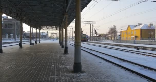 O telhado de metal da Estação Ferroviária Konotop da Ucrânia e sua plataforma impressionante sendo baleado durante o dia no inverno — Vídeo de Stock