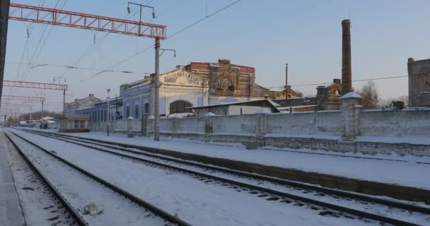 Beeindruckende Ruinen einer dreistöckigen Konotop-Waggonfabrik, die im Winter bei Sonnenuntergang mit Schnee bedeckt und erschossen wurde — Stockvideo