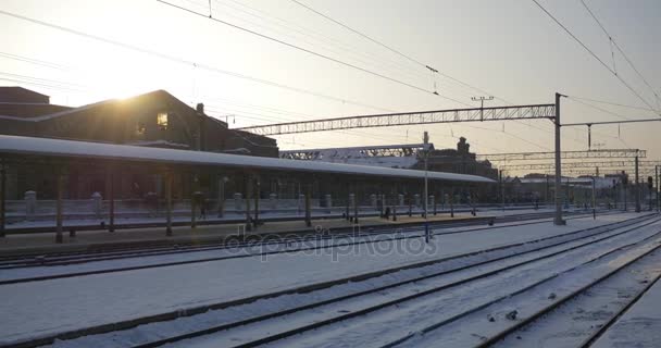 Остатки вагонного завода на железнодорожном вокзале Конотоп, которые выглядят зловещими и депрессивными в вечернее время зимой — стоковое видео