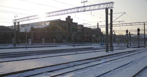 Gebroken ramen en Shabby muren van een fabriek van de wagen niet ver van Konotop indruk te maken met hun depressieve Look in de Winter — Stockvideo